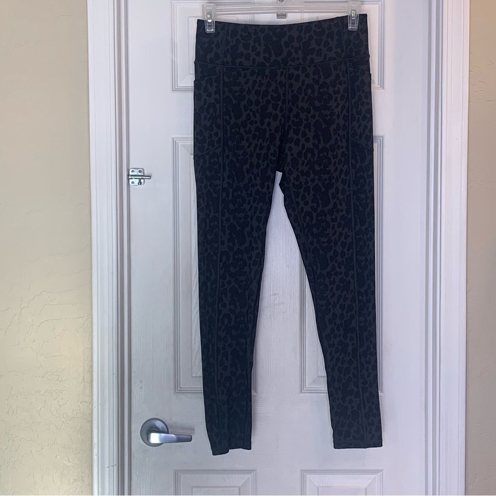 Victoria’s Secret legging leopard print Black and Gray Size Large